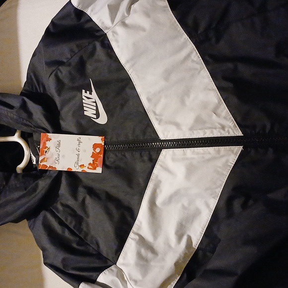 Nike Girl's Windrunner Jacket - Picture 1 of 3